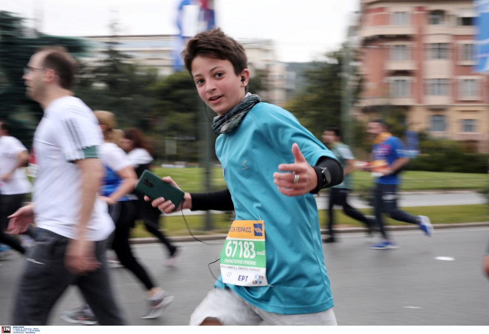 Νεαρός δρομέας στον φετινό Μαραθώνιο