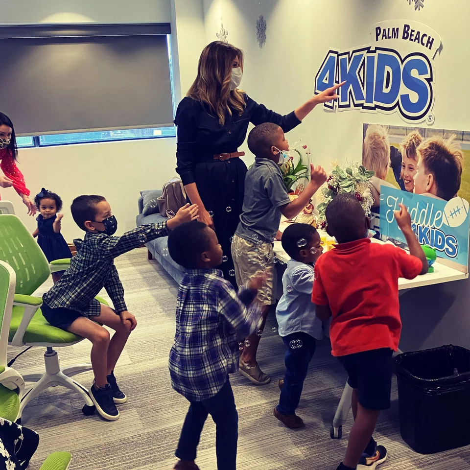 H Μελάνια Τραμπ έπαιξε με παιδιά της οργάνωσης 4kids