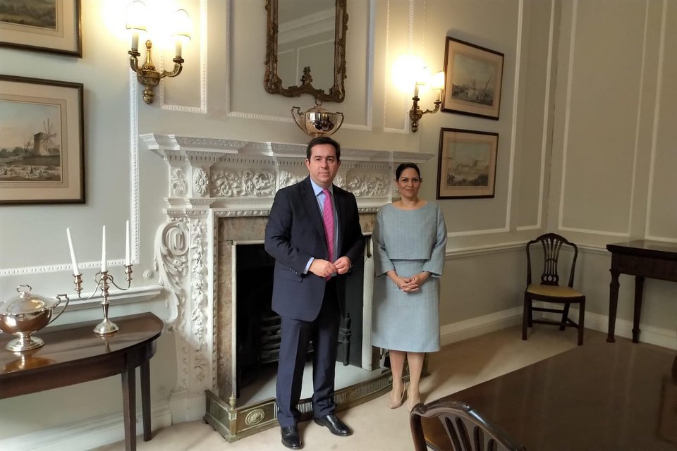 O Nότης Μηταράκης με την Priti Patel κατά τη συνάντησή τους στο Λονδίνο στις 25 Οκτωβρίου 2021