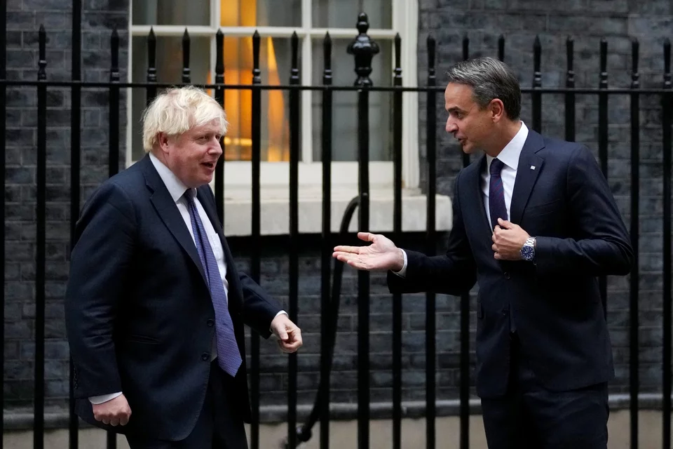 Μπόρις Τζόνσον και Κυριάκος Μητσοτάκης έξω από την Downing Street / Φωτογραφία: AP Photo/Kirsty Wigglesworth