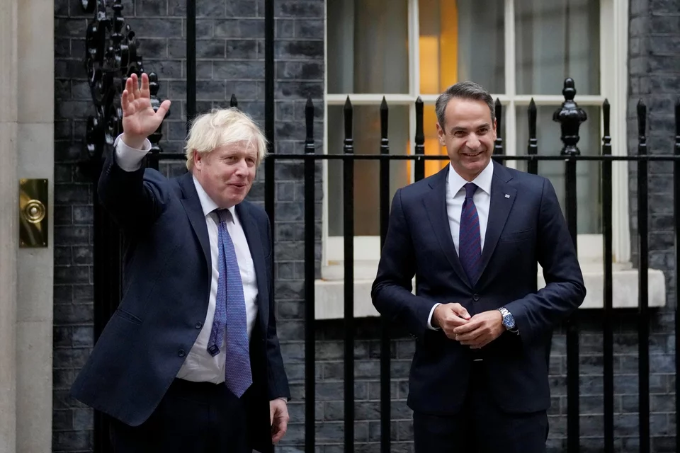 Μπόρις Τζόνσον και Κυριάκος Μητσοτάκης έξω από την Downing Street / Φωτογραφία: AP Photo/Kirsty Wigglesworth