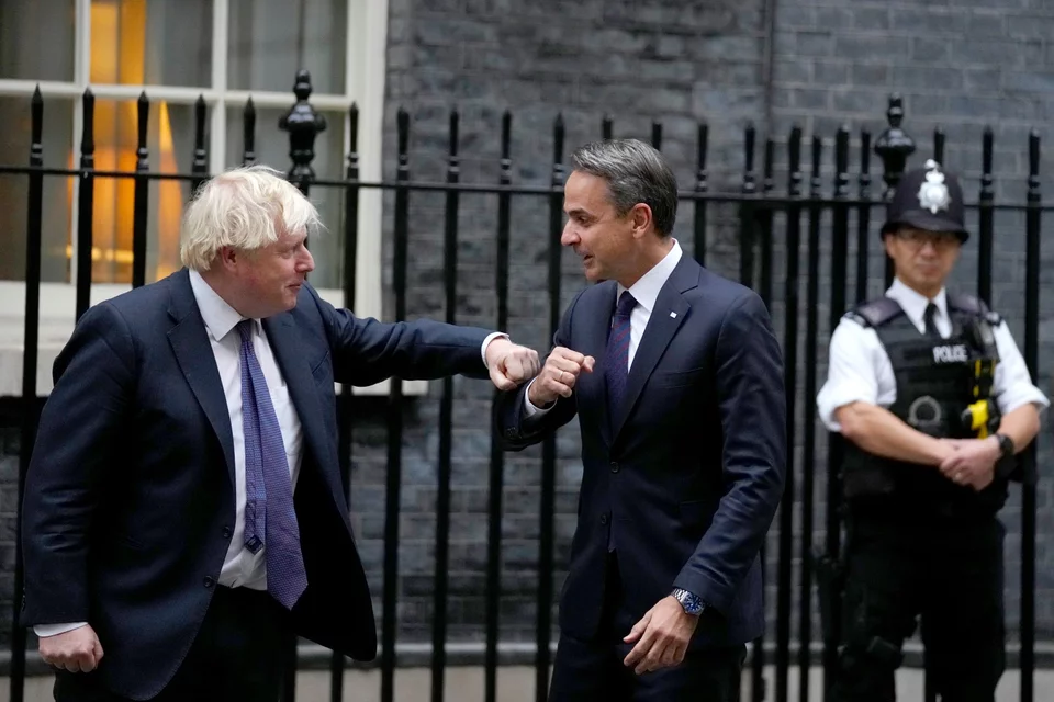 Μπόρις Τζόνσον και Κυριάκος Μητσοτάκης έξω από την Downing Street / Φωτογραφία: AP Photo/Kirsty Wigglesworth 