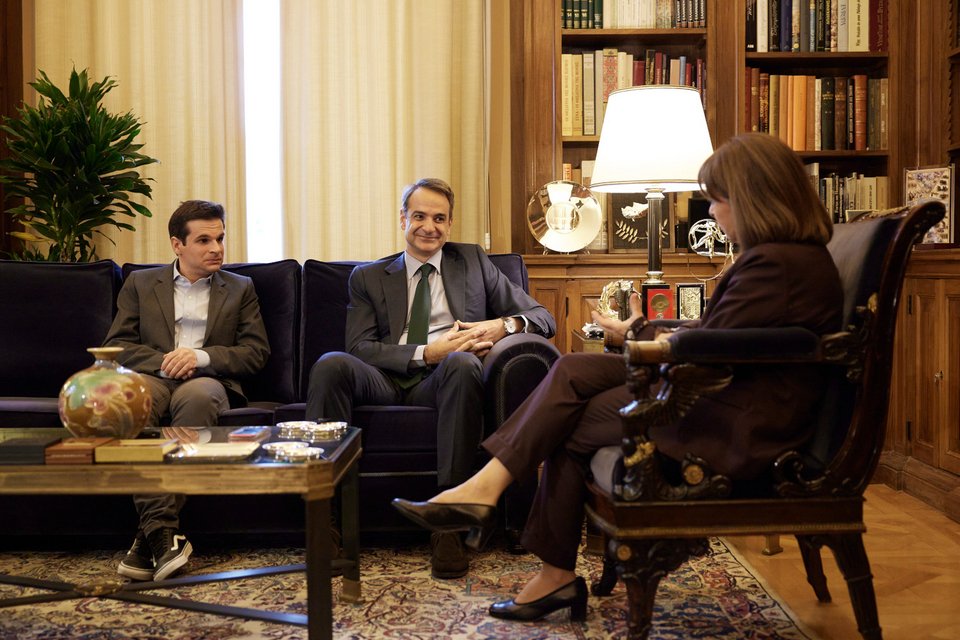 Ο Κωνσταντίνος Ρόζης με τον πρωθυπουργό Κυριάκο Μητσοτάκη και την Πρόεδρο της Δημοκρατίας, Κατερίνα Σακελλαροπούλου / Φωτογραφία: ΓΤΠ/Δημήτρης Παπαμήτσος