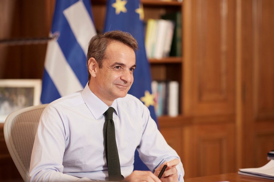 Ο πρωθυπουργός Κυριάκος Μητσοτάκης συνομίλησε διαδικτυακά με τον πρόεδρο της Συνομοσπονδίας Βρετανικών Βιομηχανιών (CBI), λόρδο Καράν Μπιλμόρια -Φωτογραφία: ΓτΠ/Δημήτρης Παπαμήτσος