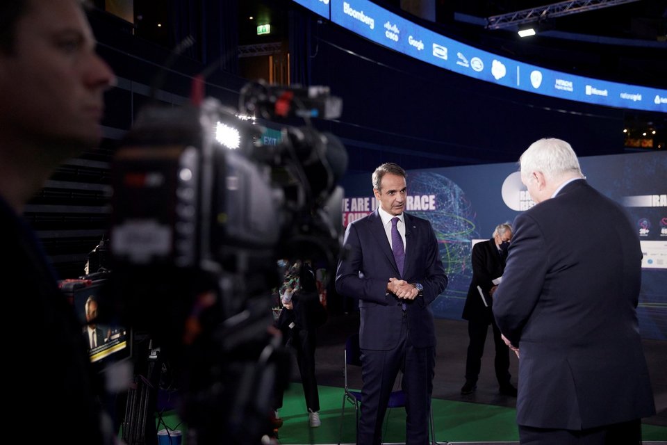 Ο Κυριάκος Μητσοτάκης με τον δημοσιογράφο Adam Boulton, στο τηλεοπτικό δίκτυο Sky News -Φωτογραφία: ΓτΠ/Δημήτρης Παπαμήτσος