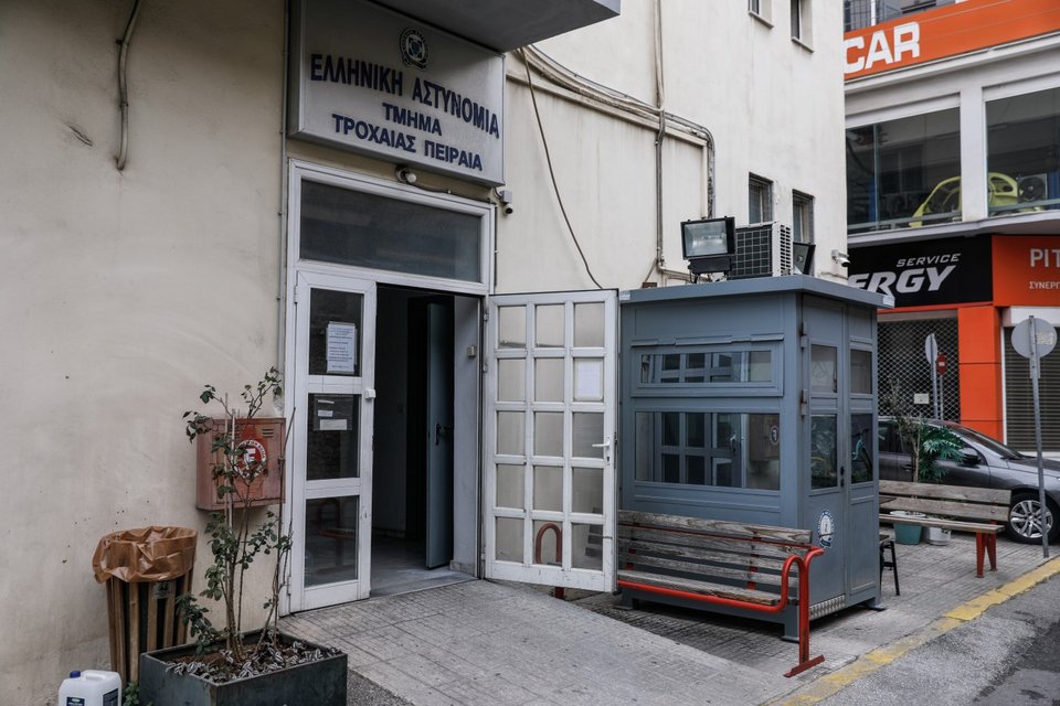 Επίθεση με μολότοφ στην Τροχαία Πειραιά -Φωτογραφία: ΓΙΩΡΓΟΣ ΚΟΝΤΑΡΙΝΗΣ/EUROKINISSI