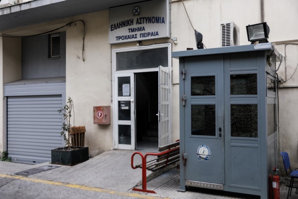 Επίθεση με μολότοφ στην Τροχαία Πειραιά -Φωτογραφία: ΓΙΩΡΓΟΣ ΚΟΝΤΑΡΙΝΗΣ/EUROKINISSI