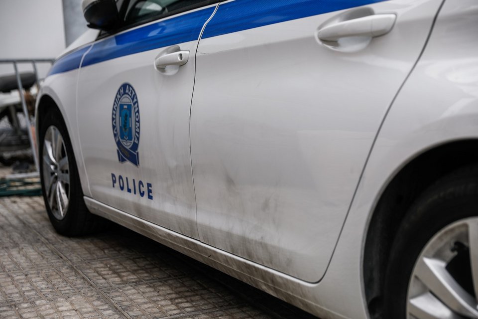 Επίθεση με μολότοφ στην Τροχαία Πειραιά -Φωτογραφία: ΓΙΩΡΓΟΣ ΚΟΝΤΑΡΙΝΗΣ/EUROKINISSI