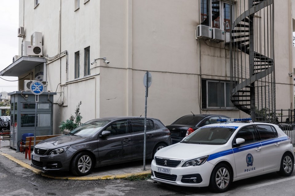 Επίθεση με μολότοφ στην Τροχαία Πειραιά -Φωτογραφία: ΓΙΩΡΓΟΣ ΚΟΝΤΑΡΙΝΗΣ/EUROKINISSI