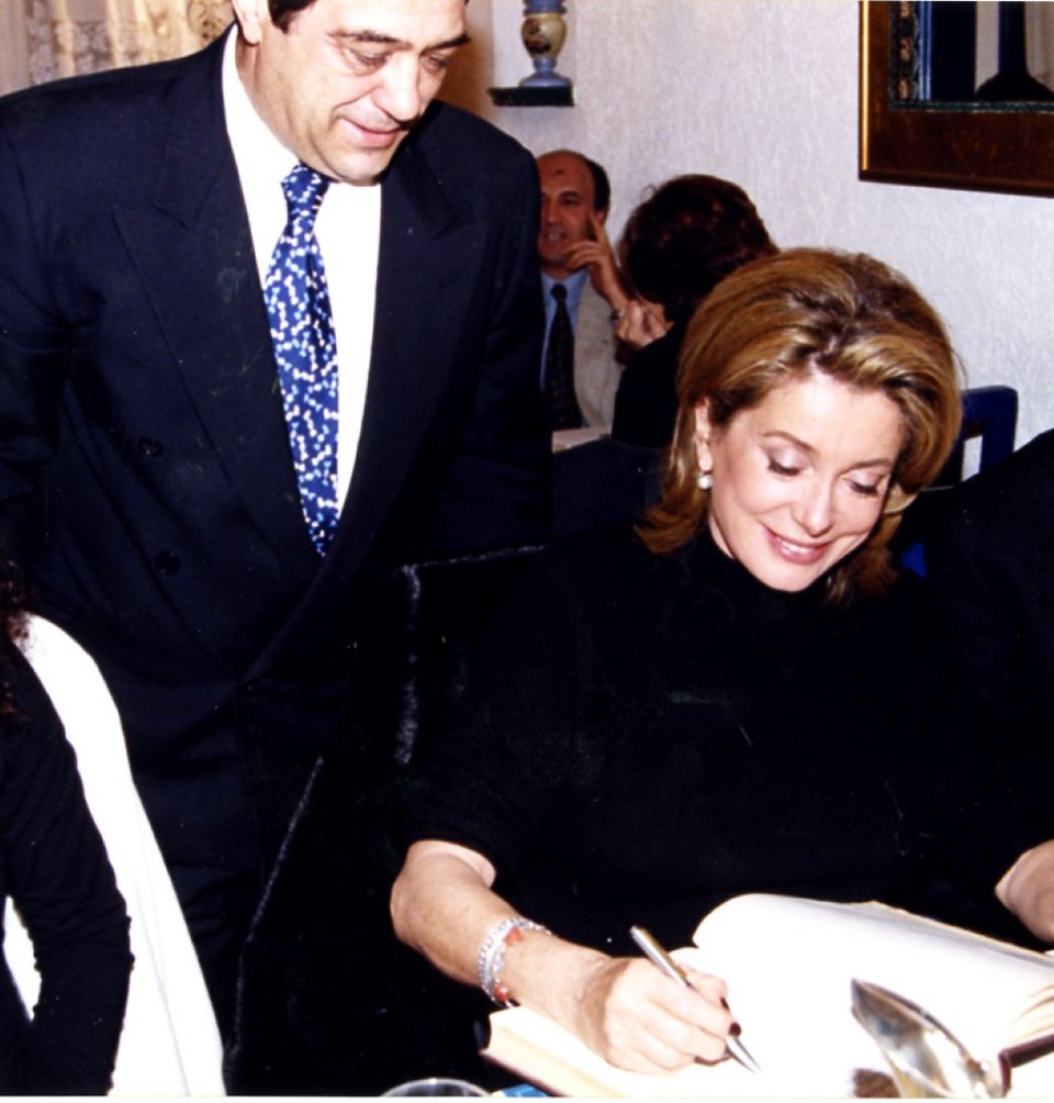 Η Κατρίν Ντενέρ στα Νησιά