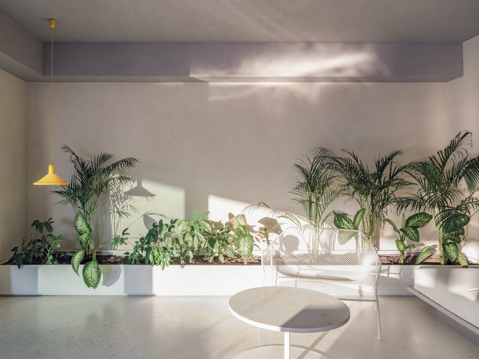 Η εσωτερική διακόσμηση είναι open plan με καθαρές γραμμές.