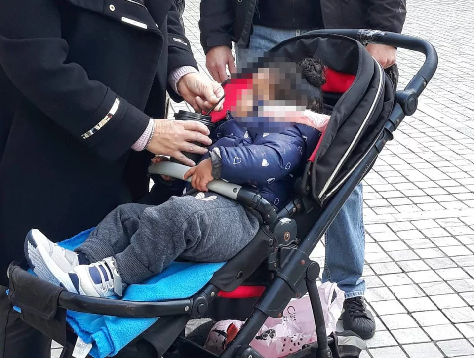 Το παιδάκι περίπου 2 ετών που βρέθηκε εγκαταλελειμμένο 