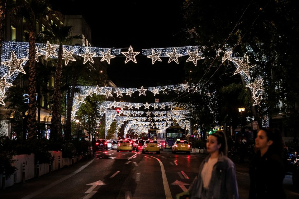 Χριστουγεννιάτικο σκηνικό στις γειτονιές της Αθήνας