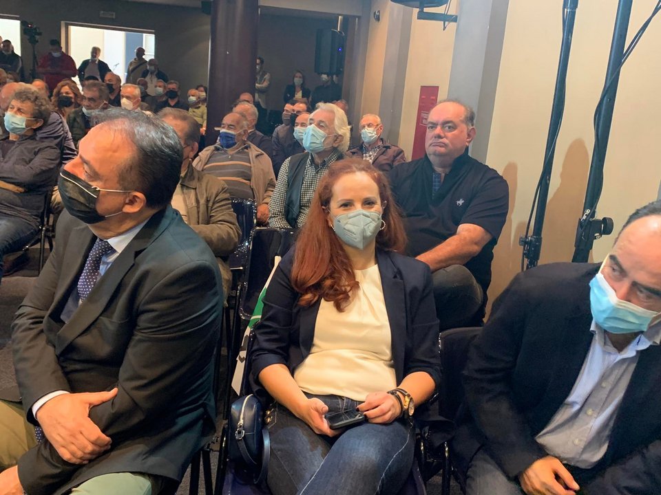 Παρών στην ομιλία Παπανδρέου και ο βουλευτής ΚΙΝΑΛ Αιτωλοακαρνανίας Δημήτρης Κωνσταντόπουλος (αριστερά), ο οποίος υποστηρίζει τον Ανδρέα Λοβέρδο