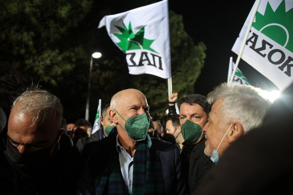 Υποδοχή με πολλά χαμόγελα για τον Γιώργο Παπανδρέου από τους υποστηρικτές τους
