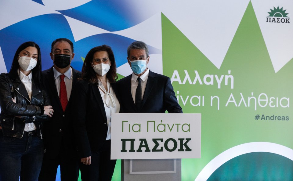 Οι βουλευτές του ΚΙΝΑΛ Νάντια Γιαννακοπούλου, Δημήτρης Κωνσταντόπουλος και Χαρά Κεφαλίδου με τον Ανδρέα Λοβέρδο