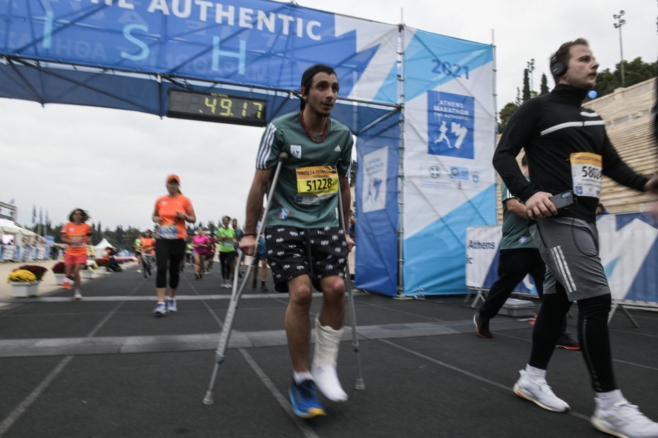 Ένα σπασμένο πόδι δεν είναι ικανό να σταματήσει κάποιους