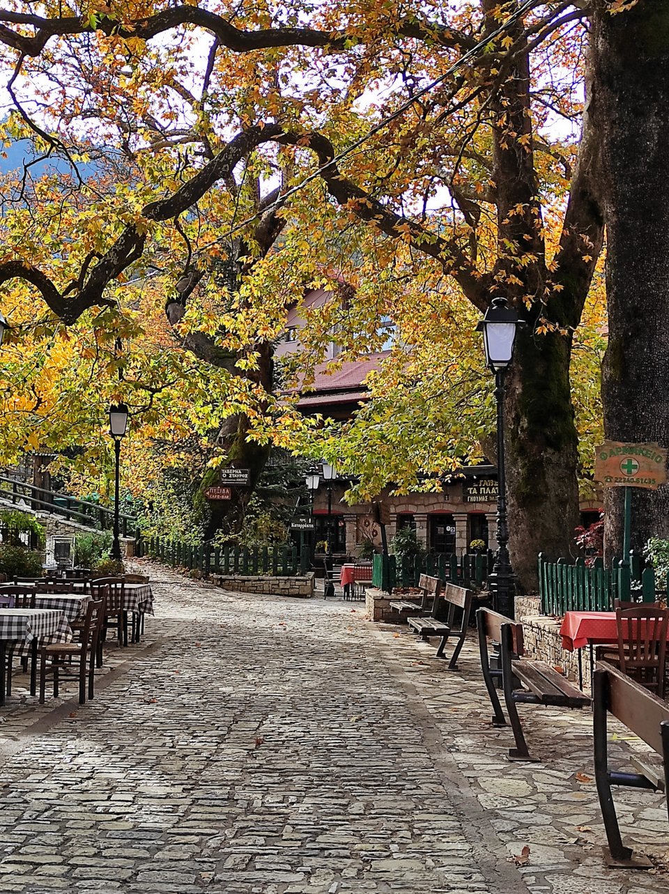 Στην κεντρική πλατεία του χωριού