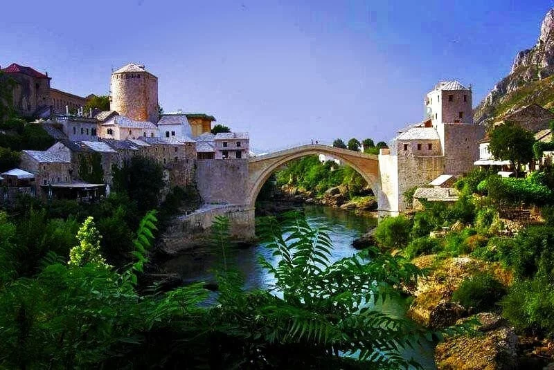 Η πέτρινη γέφυρα στην πόλη Mostar 