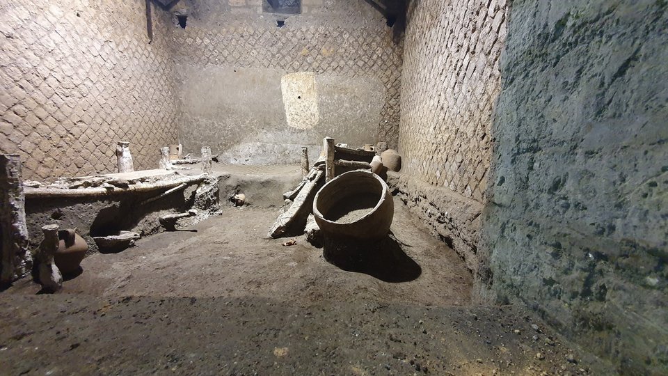Το δωμάτιο χρησιμοποιούνταν τόσο ως κρεβατοκάμαρα όσο και ως αποθηκευτικός χώρος