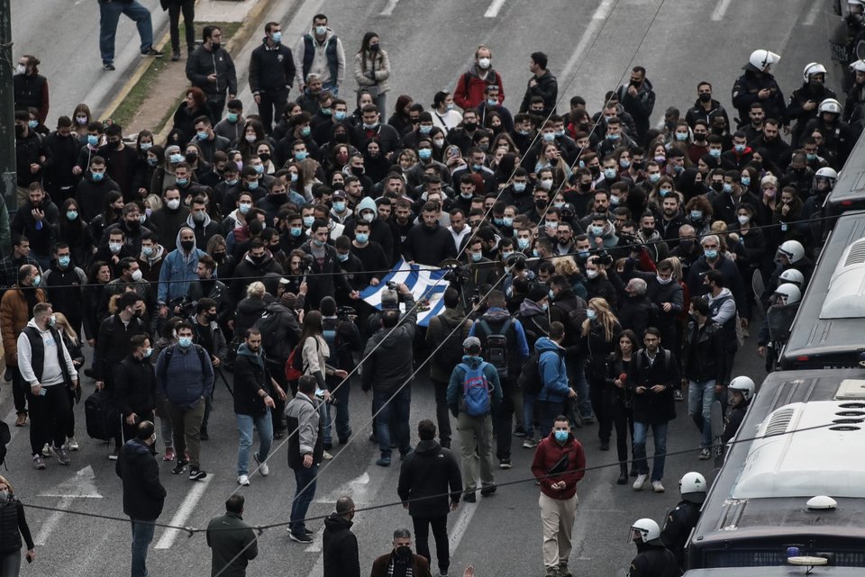 Η κεφαλή της πορείας με την αιματοβαμμένη σημαία του Πολυτεχνείου έξω από την πρεσβεία των ΗΠΑ / ΓΙΑΝΝΗΣ ΠΑΝΑΓΟΠΟΥΛΟΣ/EUROKINISSI