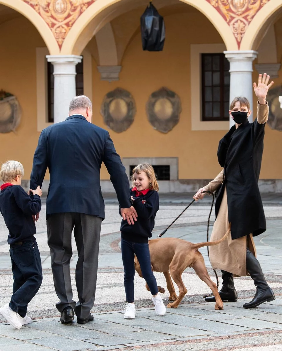 πριγκιπισσα Σαρλίν χαιρετά με σκύλο πρίγκιπας Αλβέρτος παιδιά 