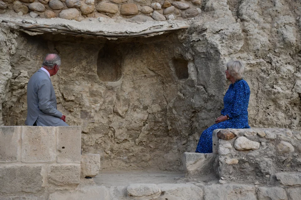 Όπως έγραψε στην ανάρτησή του ο πρίγκιπας Κάρολος: «Δίπλα στο σπήλαιο του Ηλία βρίσκονται τα ερείπια μιας εκκλησίας του 5ου αιώνα, του πρώτου μοναστηριού ανατολικά του Ιορδάνη ποταμού στην παλαιοχριστιανική διαδρομή προσκυνήματος μεταξύ Ιερουσαλήμ και Βηθλεέμ στα δυτικά και του όρους Νέμπο στα ανατολικά».