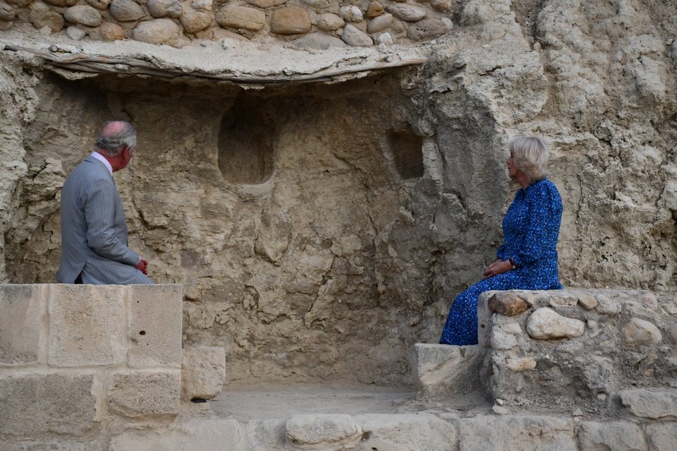 Όπως έγραψε στην ανάρτησή του ο πρίγκιπας Κάρολος: «Δίπλα στο σπήλαιο του Ηλία βρίσκονται τα ερείπια μιας εκκλησίας του 5ου αιώνα, του πρώτου μοναστηριού ανατολικά του Ιορδάνη ποταμού στην παλαιοχριστιανική διαδρομή προσκυνήματος μεταξύ Ιερουσαλήμ και Βηθλεέμ στα δυτικά και του όρους Νέμπο στα ανατολικά».
