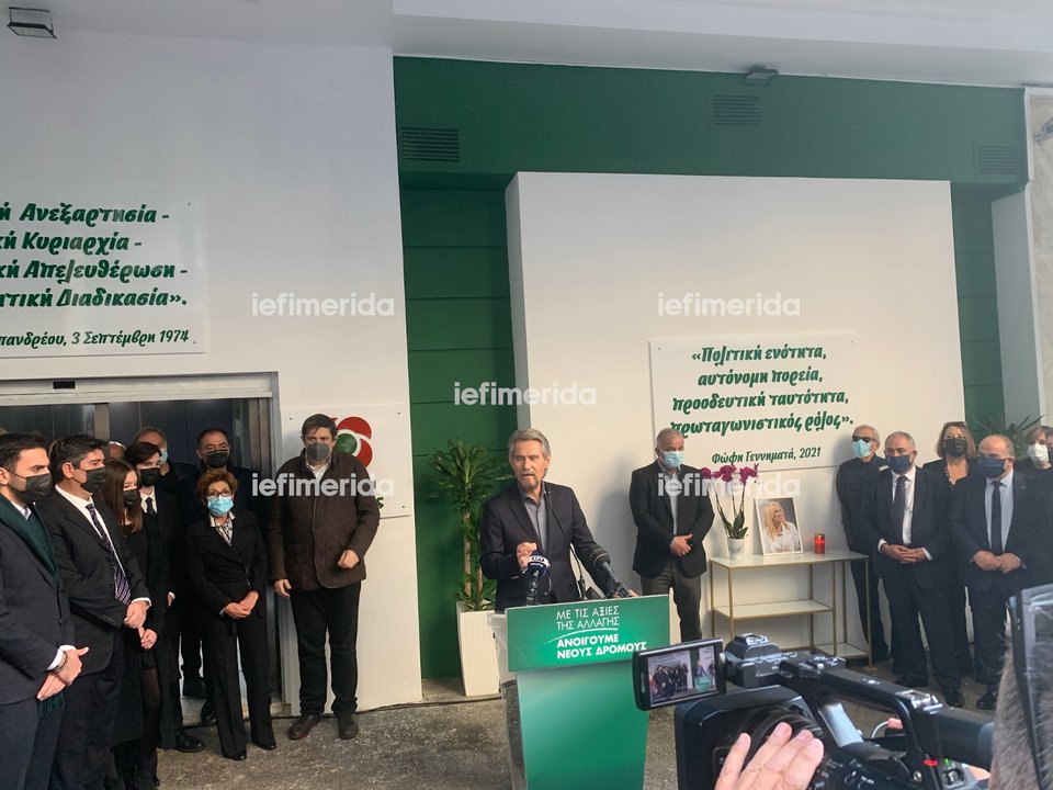 Ο Νίκος Σαλαγιάννης στην εκδήλωση της ανανεωμένης πρόσοψης των γραφείων στη Χ. Τρικούπη - Φωτογραφία: iefimerida.gr