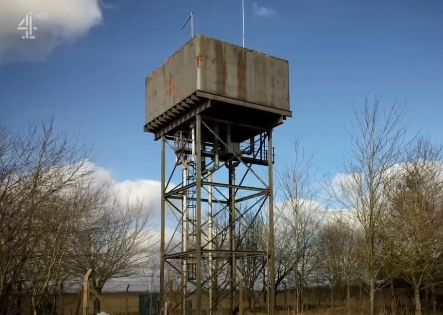 Ο παλιός και σκουριασμένος πύργος υδροδεξαμενής