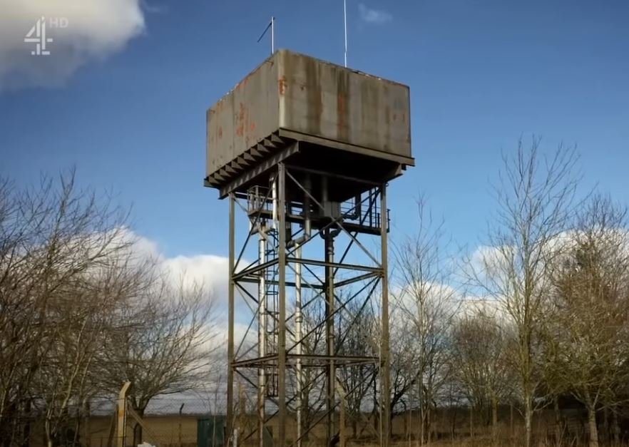 Ο παλιός και σκουριασμένος πύργος υδροδεξαμενής