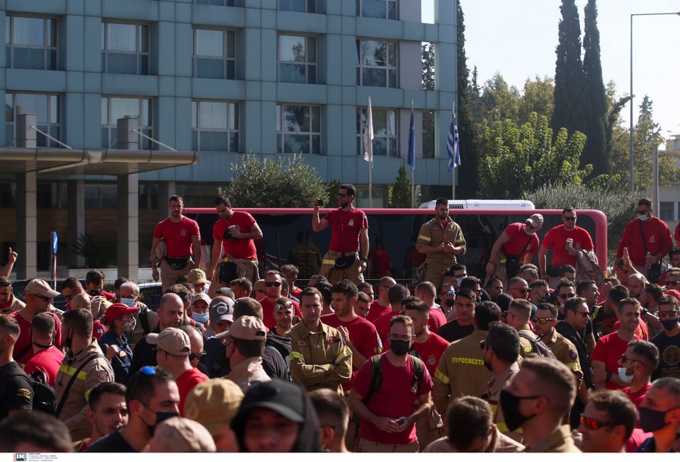 Πυροσβέστες συγκεντρωμένοι έξω από το υπουργείο Πολιτικής Προστασίας / Φωτογραφία: ΔΗΜΗΤΡΟΠΟΥΛΟΣ ΓΙΑΝΝΗΣ