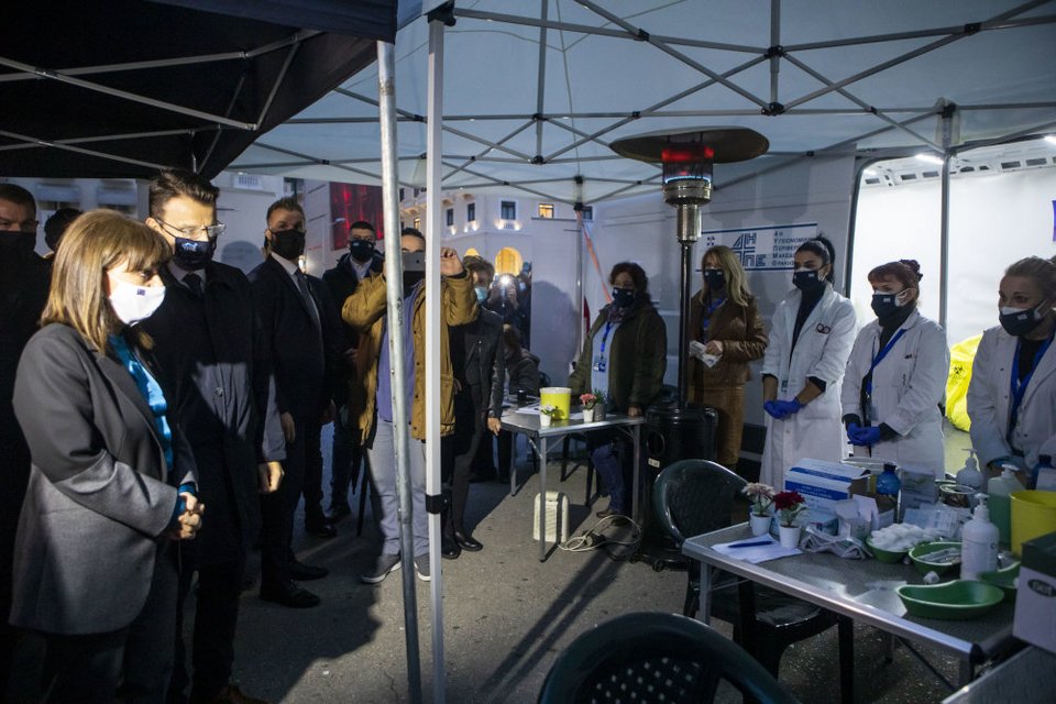 Η Πρόεδρος της Δημοκρατίας με το κλιμάκιο του ΕΟΔΥ