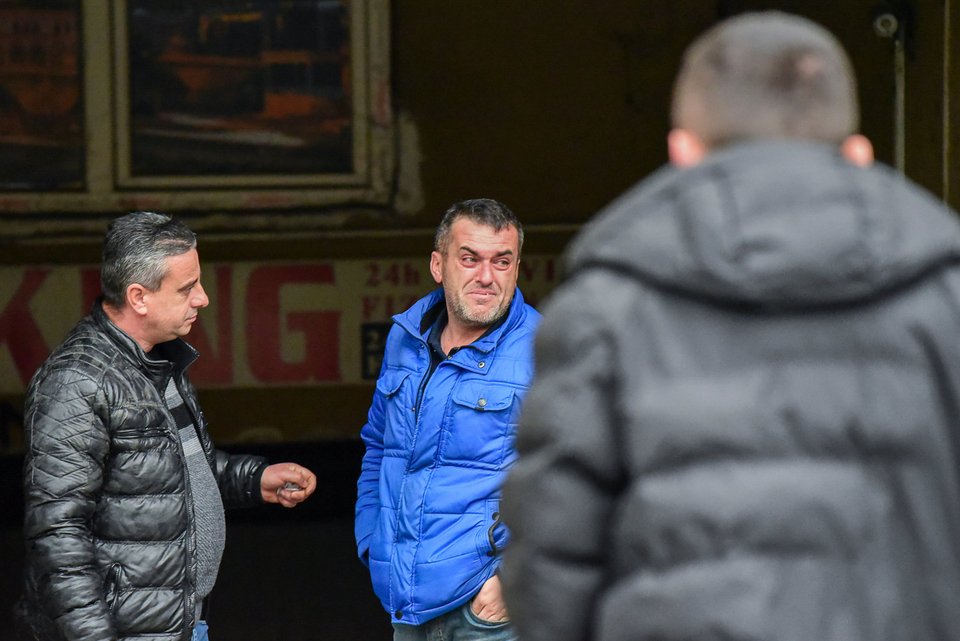 Συγγενείς ανθρώπων που επέβαιναν στο λεωφορείο, έξω από το ταξιδιωτικό γραφείο στη Βόρεια Μακεδονία / Φωτογραφία: AP Photo/STR