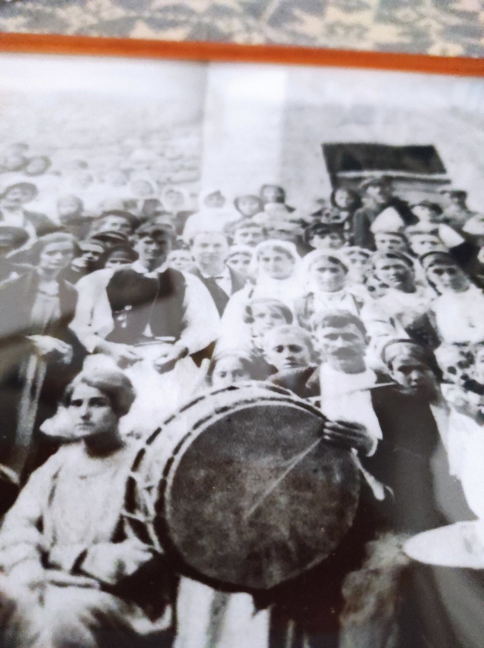 Ο γάμος έγινε το 1919 και ανάμεσα στο ζευγάρι είναι ο Άγγελος Σικελιανός. Δίπλα στο γαμπρό που φοράει την φουστανέλα του είναι η Εύα Πάλμερ.