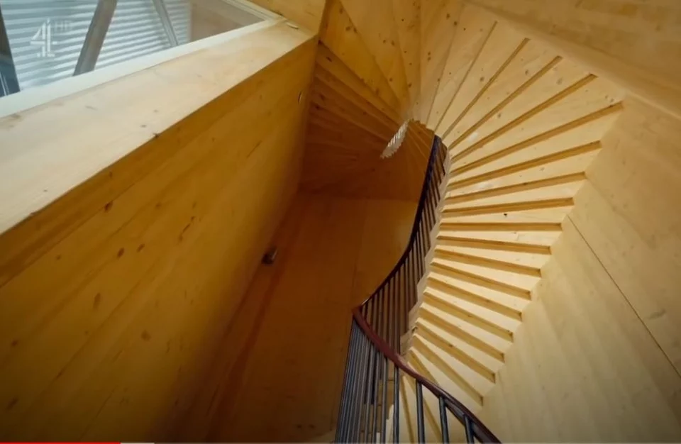 Η σπειροειδής σκάλα που λειτουργεί ως άγκυρα για το σπίτι