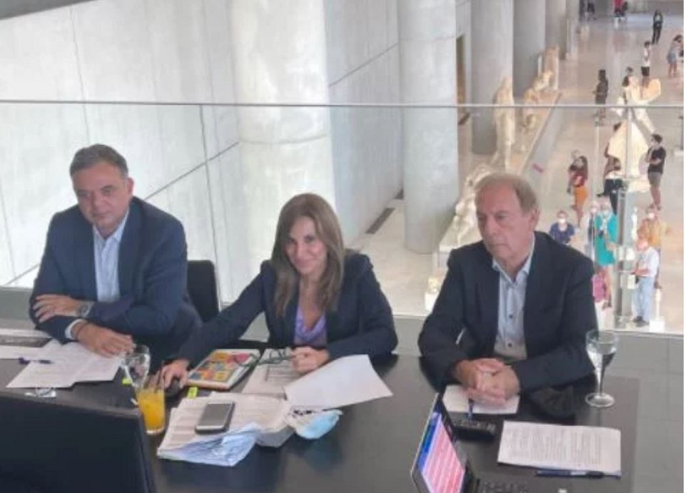 Η εικόνα που έβλεπαν τα μέλη της UNESCO μέσα από το γεμάτο κόσμο Μουσείο της Ακρόπολης /Iefimerida