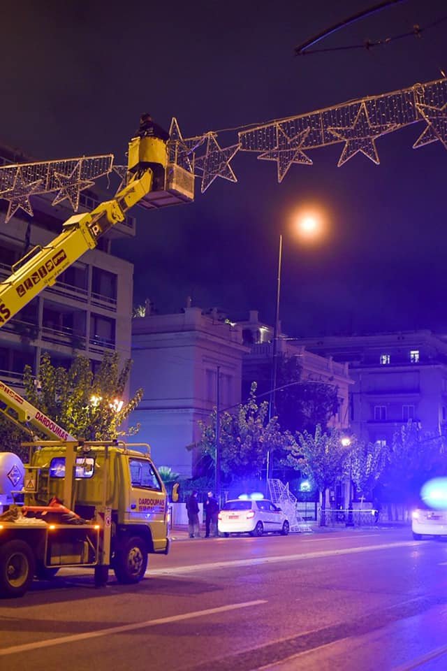 Τα λαμπάκια μπαίνουν και πάλι στους δρόμους της Αθήνας