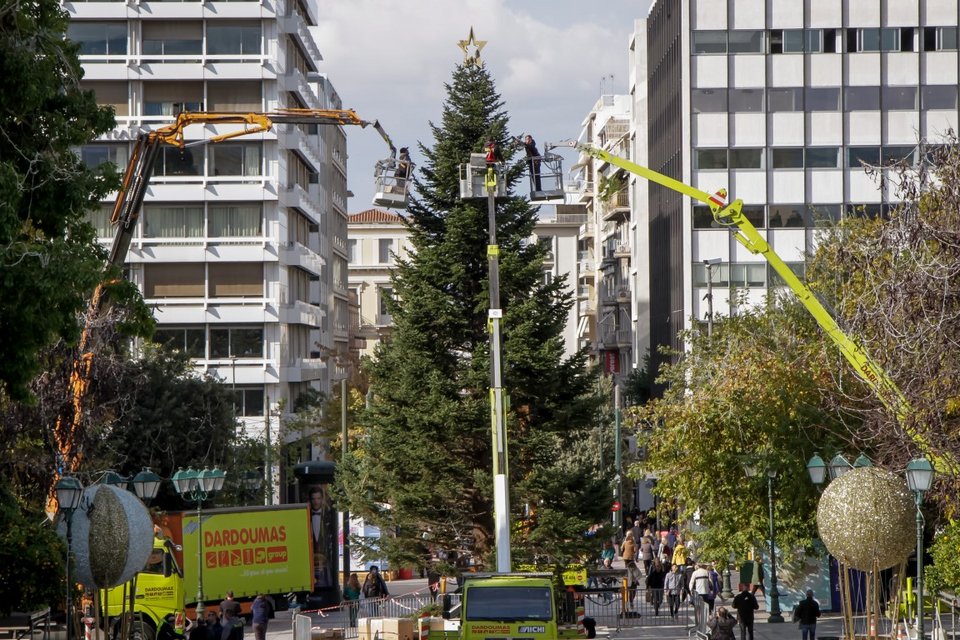 Το Χριστουγεννιάτικο δέντρο στο Σύνταγμα/ Φωτογραφία: EUROKINISSI