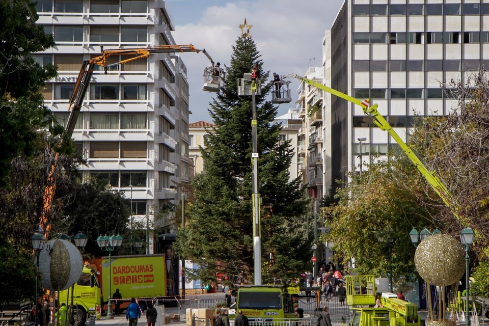 Το Χριστουγεννιάτικο δέντρο στο Σύνταγμα/ Φωτογραφία: EUROKINISSI