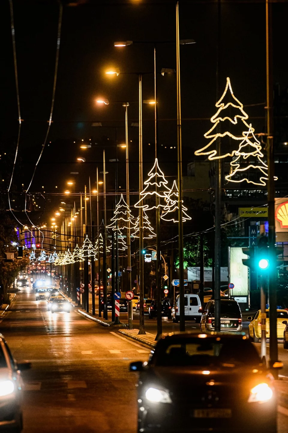 Χριστουγεννιάτικο σκηνικό στις γειτονιές της Αθήνας 