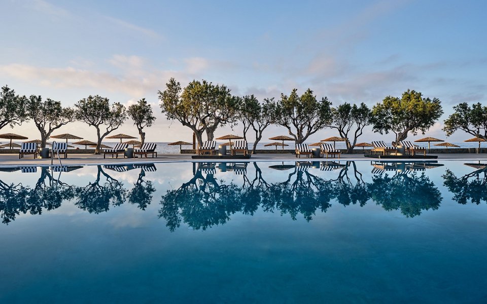 Τα αρμυρίκια χωρίζουν την πισίνα του  Numo Ierapetra Beach Resort από την παραλία.