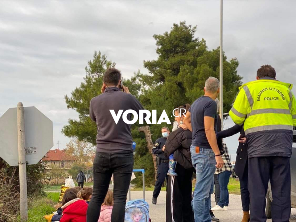 Στο σημείο έσπευσαν αμέσως δυνάμεις της αστυνομίας και του ΕΚΑΒ