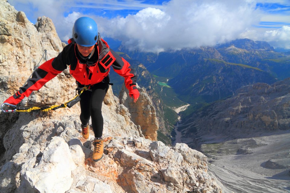 Μια γυναίκα διασχίζει τη Via Ferrata
