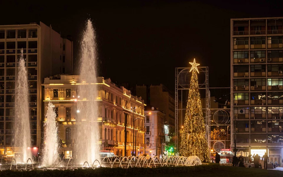 Το χριστουγεννιάτικο δέντρο στη νέα πλατεία Ομονοίας 