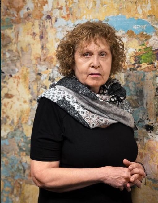 Η Ρένα Παπασπύρου μπροστά στο έργο της / Νίκος Λλεξόπουλος