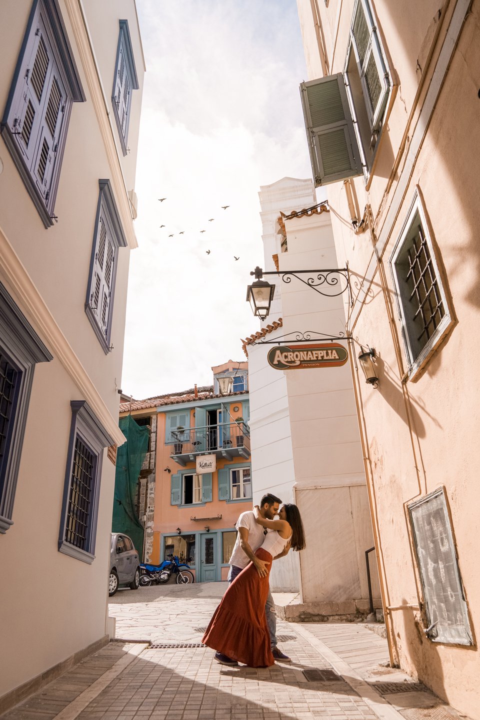 Το ζευγάρι από την Κρήτη σε ένα σοκάκι του Ναυπλίου. 