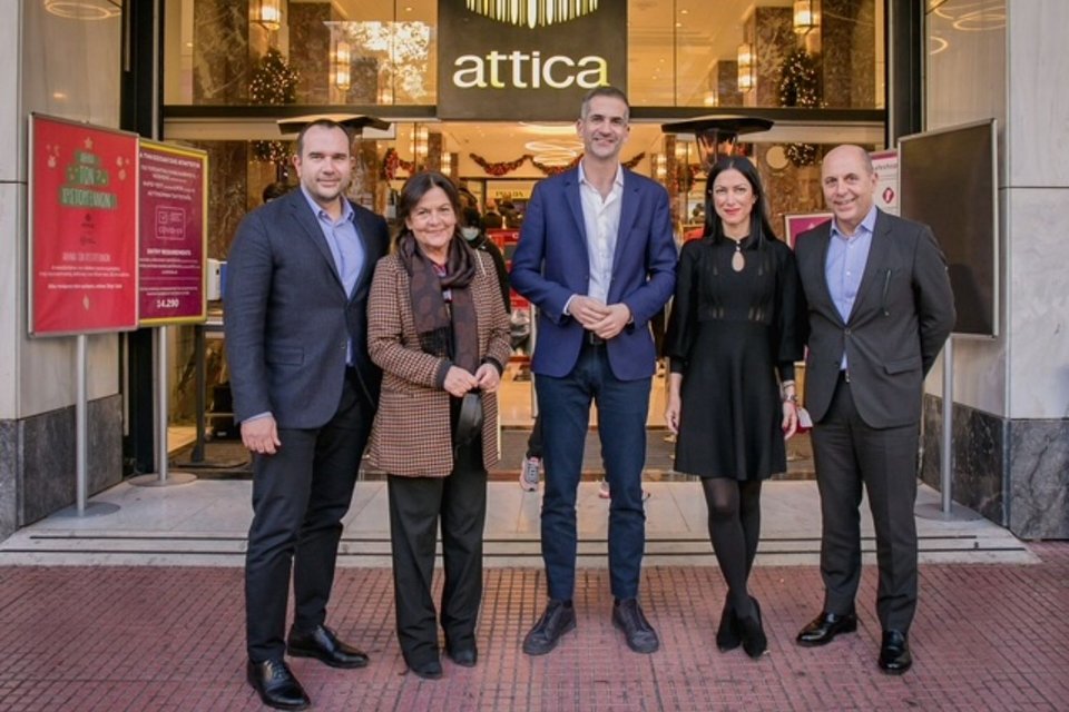 Δημοσθένης Μπούμης, Αναπληρωτής Διευθύνων Σύμβουλος των πολυκαταστημάτων attica, Βαρβάρα Βερνίκου, Σύμβουλος Διοίκησης των πολυκαταστημάτων attica, ο Δήμαρχος Αθηνών Κώστας Μπακογιάννης, Φοίβη Παναγιωτοπούλου, Διευθύντρια Marketing και E-commerce των πολυκαταστημάτων attica, Ηλίας Κούκουτσας, Διευθύνων Σύμβουλος των πολυκαταστημάτων attica