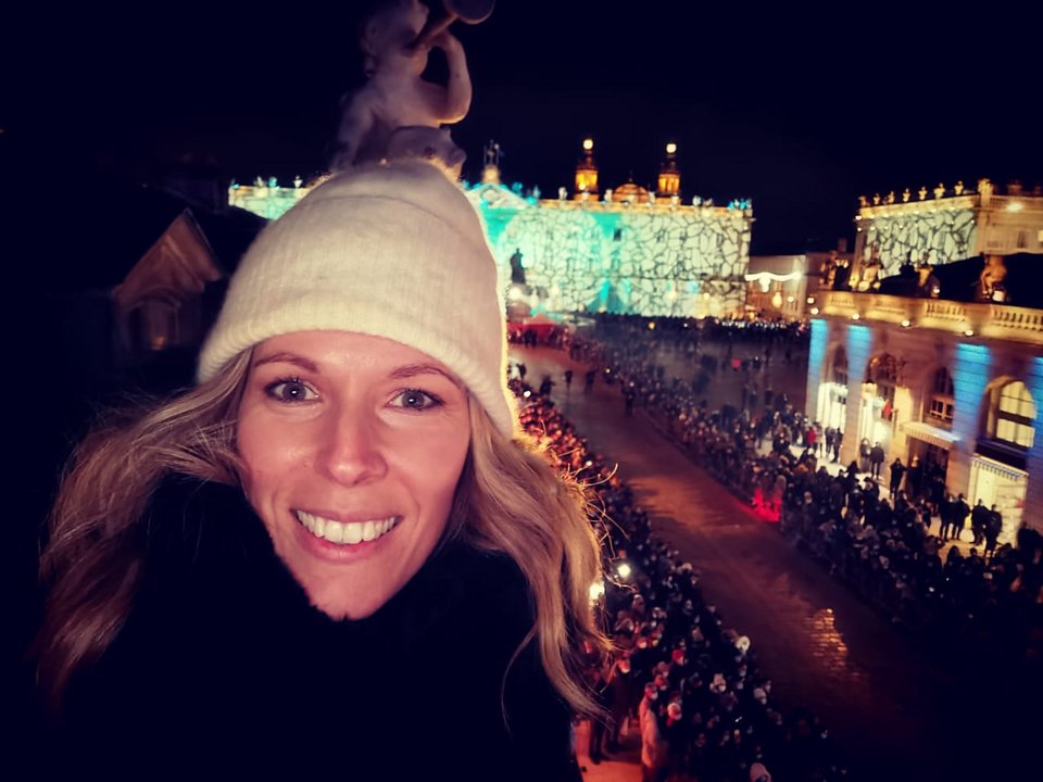 Η Χριστίνα Πουλίτση παρακολουθεί από το σπίτι που της έχει παραχωρήσει η όπερα το καρναβάλι της Γιορτής του Αγίου Νικολάου.