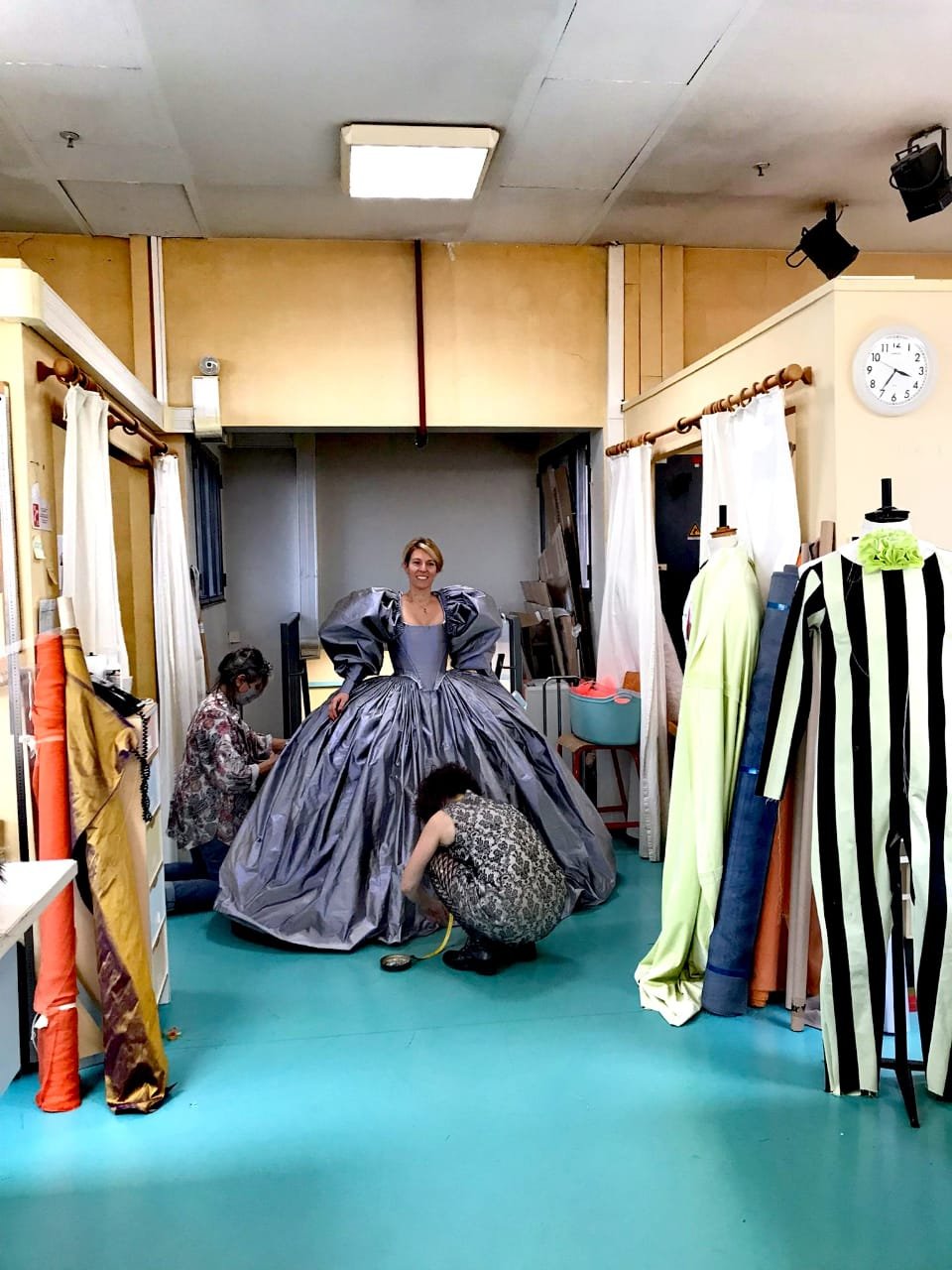 Η Χριστίνα Πουλίτση στην πρόβα για το εντυπωσιακό κοστούμι που φορά ως Βασίλισσα της Νύχτας στην όπερα Ο Μαγικός Αυλός του Μότσαρτ.